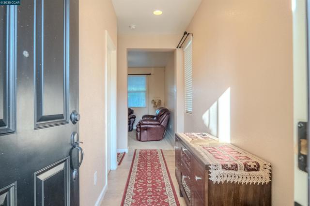 7519 Georgica Way, Sacramento CA: https://media.crmls.org/mediaz/50005ced-8cb6-4c70-8316-96c2ad4f254a.jpg