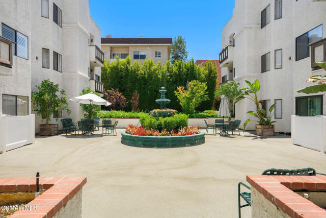 17914 Magnolia Boulevard, Encino CA: https://media.crmls.org/mediaz/5000d3c9-912b-433a-b02b-5e94f113c183.jpg