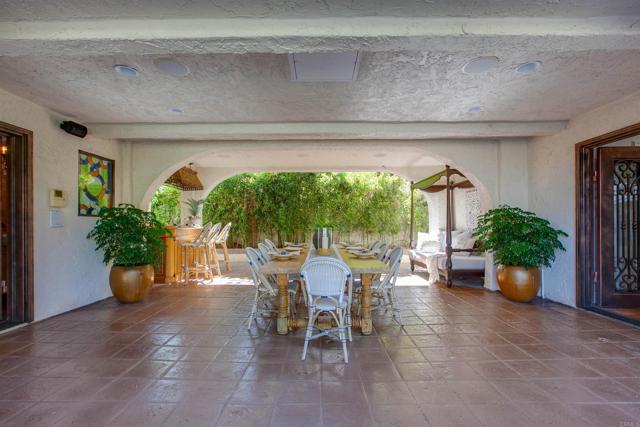 6817 Vianda Ct Court, Carlsbad CA: https://media.crmls.org/mediaz/50013645-d9db-4ef3-858b-c61f52719d52.jpg