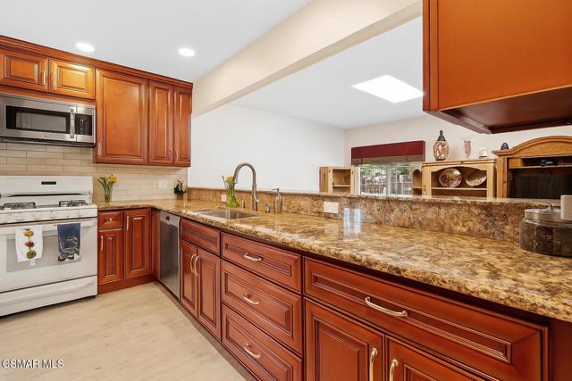 1455 Calle Colina, Thousand Oaks CA: https://media.crmls.org/mediaz/50014483-f3d4-4cb8-87f4-5596ab8a78ac.jpg