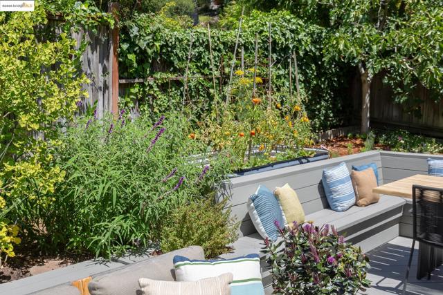 2773 Argyle Street, Oakland CA: https://media.crmls.org/mediaz/50014bf7-b42a-4f9b-8932-b909d9bdf9a7.jpg