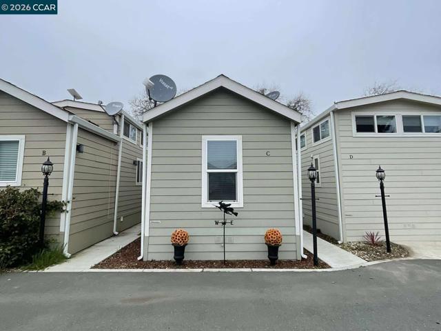 16711 Marsh Creek Rd, Clayton CA: https://media.crmls.org/mediaz/50015879-2b70-4a5a-aa99-25a4209f8283.jpg