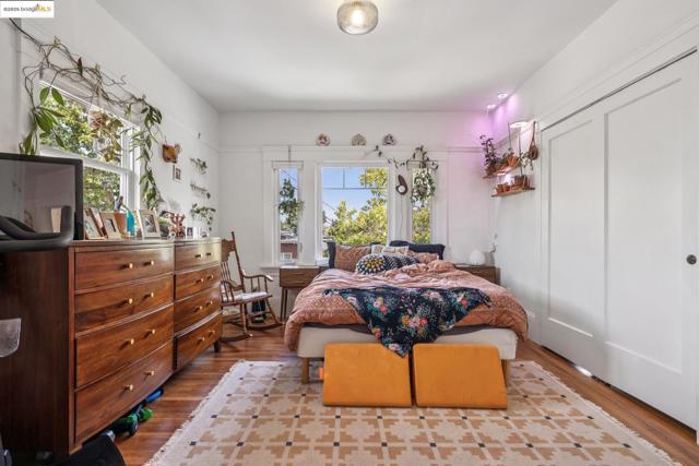 747 St, Oakland CA: https://media.crmls.org/mediaz/5001b9aa-b5d1-4bba-91b6-450b500825c8.jpg