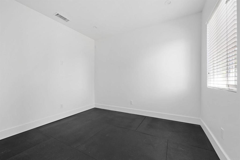https://media.crmls.org/mediaz/5001c5db-bd6e-48e8-b6e7-26bf6de090bc.jpg?preset=X-Large