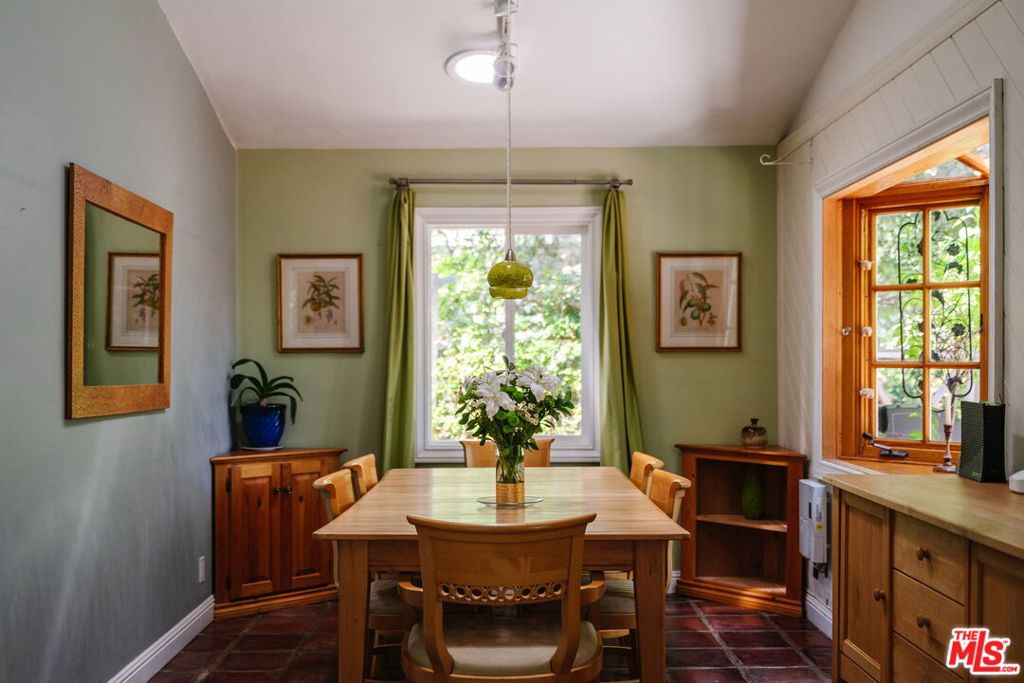 https://media.crmls.org/mediaz/5002a4df-d028-4c87-a7be-435d8deb5bc2.jpg?preset=X-Large