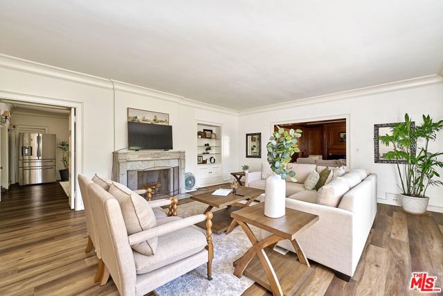 728 S Windsor Boulevard, Los Angeles CA: https://media.crmls.org/mediaz/50038760-82eb-480f-aad9-fa69a54ee8ac.jpg