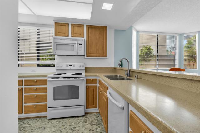 3130 Avenida de Portugal 101, San Diego CA: https://media.crmls.org/mediaz/50047230-0583-4ff5-b5c1-8d7deb306fff.jpg