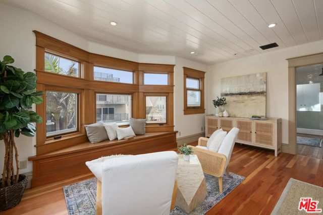 21 Park Avenue, Venice CA: https://media.crmls.org/mediaz/500560f6-877f-4bb4-aaa1-47c7e24f21ca.jpg