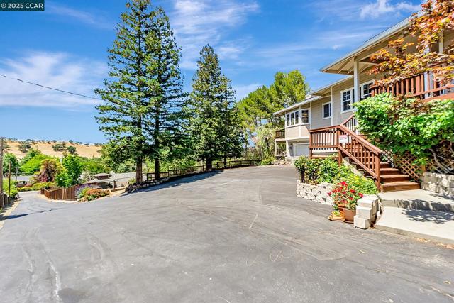 631 La Vista Rd, Walnut Creek CA: https://media.crmls.org/mediaz/50076cb5-d587-4a4d-9b79-be83b186d599.jpg