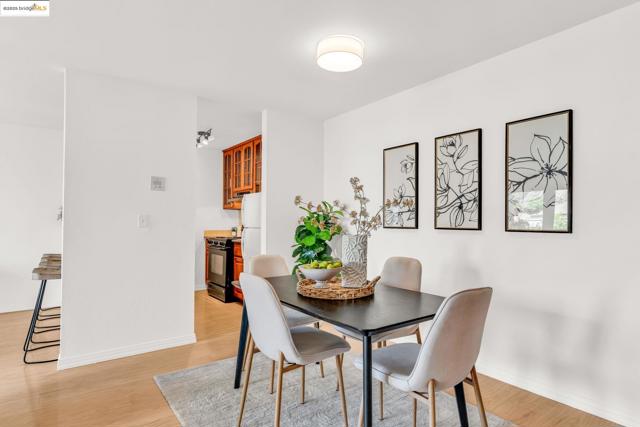 288 Whitmore St, Oakland CA: https://media.crmls.org/mediaz/50076f2c-872b-45b1-87a0-5386c0c4023e.jpg