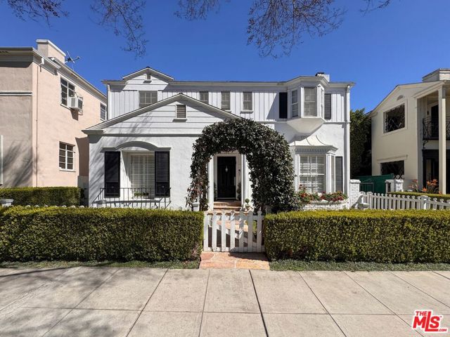 144 S Spalding Drive, Beverly Hills CA: https://media.crmls.org/mediaz/5007b3b7-9e31-4729-a775-8ffd0b3d02f2.jpg