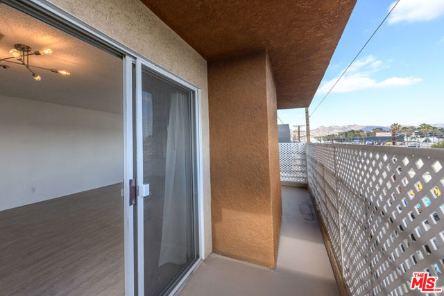 340 N Hayworth Avenue, Los Angeles CA: https://media.crmls.org/mediaz/5007c124-cce1-439c-b16b-09e6ce01c539.jpg