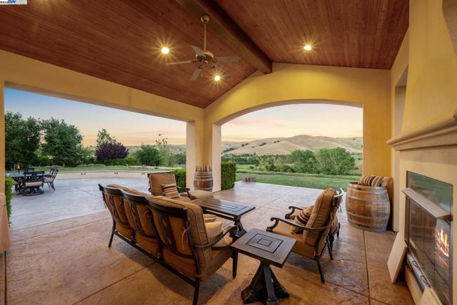 6340 Inspiration Ter, Pleasanton CA: https://media.crmls.org/mediaz/50089ca2-f070-41ed-ac3c-c2438157af3c.jpg