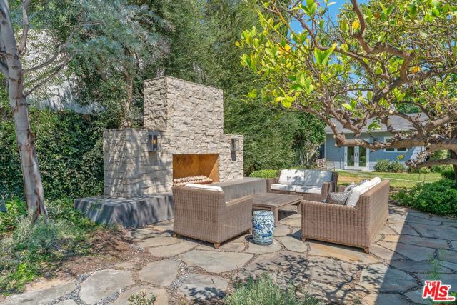 5705 Sunnyslope Avenue, Valley Glen CA: https://media.crmls.org/mediaz/5008f58f-b533-43a6-8ab7-9bff8c970ad6.jpg
