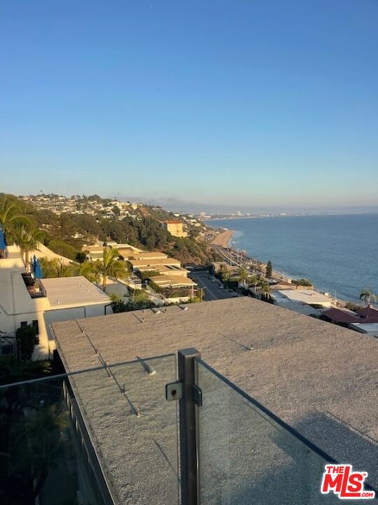 18203 Coastline Drive, Malibu CA: https://media.crmls.org/mediaz/50099ffd-77ca-4cfd-8e3d-ce0fe5d3983f.jpg