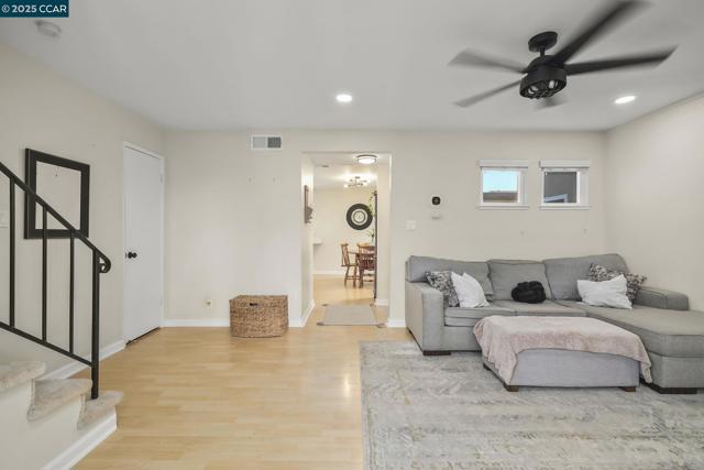 1435 Bel Air Dr, Concord CA: https://media.crmls.org/mediaz/500a3608-ea48-482e-925b-d4b015ead046.jpg