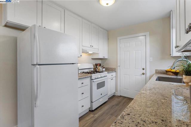 1629 Thrush Ave, San Leandro CA: https://media.crmls.org/mediaz/500a9042-80c8-4e4b-a533-06c3632edb78.jpg