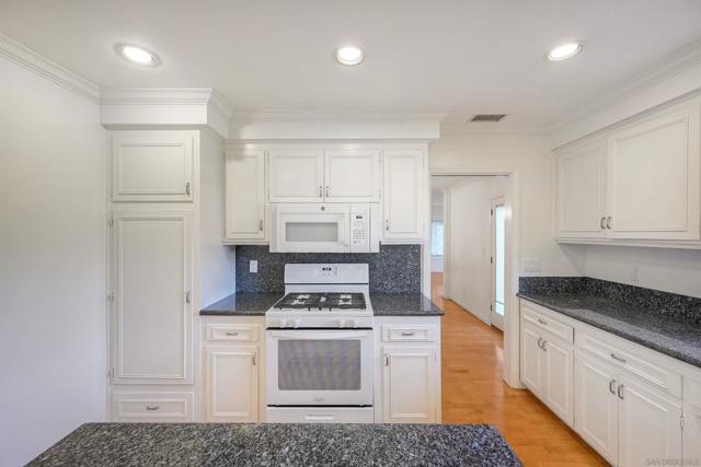 Image 32 of 52 For 17784 Via Graacia