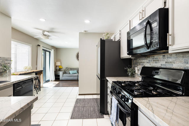 2124 Snowberry Court, Simi Valley CA: https://media.crmls.org/mediaz/500bfa3d-b69e-42af-a935-ec9ae5b797bd.jpg