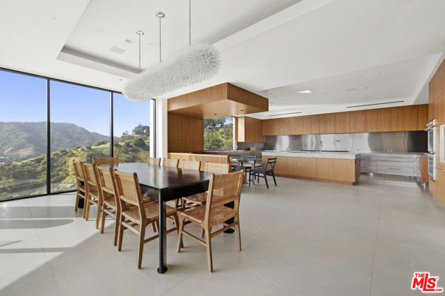 1731 Summitridge Drive, Beverly Hills CA: https://media.crmls.org/mediaz/500c9609-68e6-484a-b536-6176e5ff7f1a.jpg