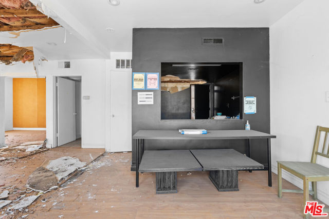 3051 N Coolidge Avenue, Los Angeles CA: https://media.crmls.org/mediaz/500d0a69-f5ae-4cd0-aaa4-a37eb1686f6b.jpg