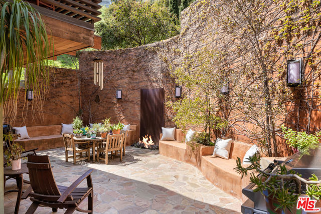2669 Harlesden Court, Los Angeles CA: https://media.crmls.org/mediaz/500d4303-a27f-40ae-821e-d73e034332e9.jpg