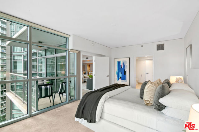 13650 Marina Pointe Drive, Marina del Rey CA: https://media.crmls.org/mediaz/500e7ce8-41f6-478a-bc3f-8227de1466d5.jpg
