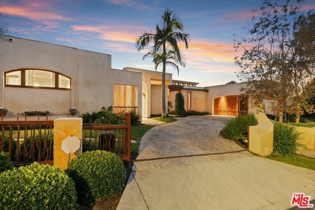 1740 Carla, Beverly Hills CA: https://media.crmls.org/mediaz/500f29c2-2829-4eb1-9d4d-395d91a5fe53.jpg