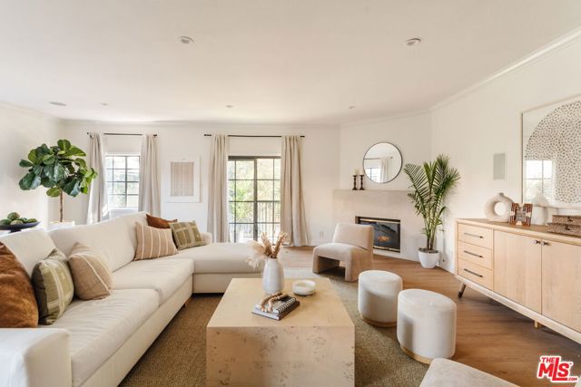 11737 Darlington Avenue, Los Angeles CA: https://media.crmls.org/mediaz/501016d4-19be-4da4-976f-a93f1c80eae9.jpg