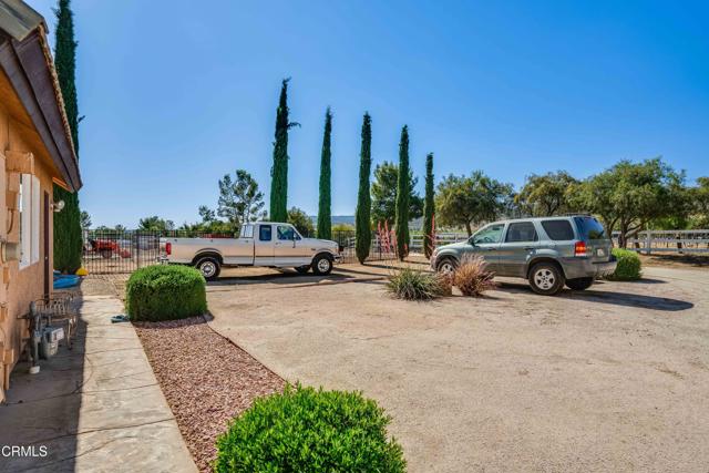 35135 Caprock Road, Santa Clarita CA: https://media.crmls.org/mediaz/50105373-cc2c-4bd0-beee-cc091f7db5b3.jpg