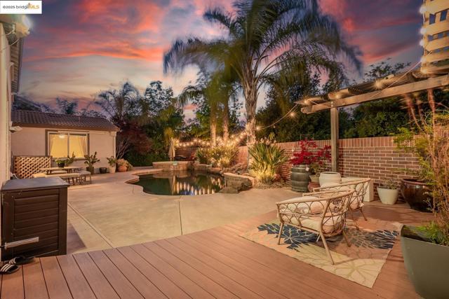 719 Monte Verde Ln, Brentwood CA: https://media.crmls.org/mediaz/501178d8-dd3f-4deb-94db-e05954dcc6da.jpg