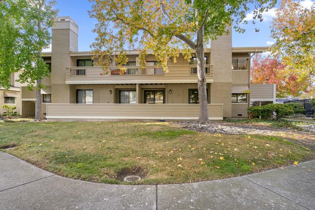 141 Albacore Lane, Foster City CA: https://media.crmls.org/mediaz/50117c8a-a642-4e3a-a7b4-d2a8f137cdc5.jpg