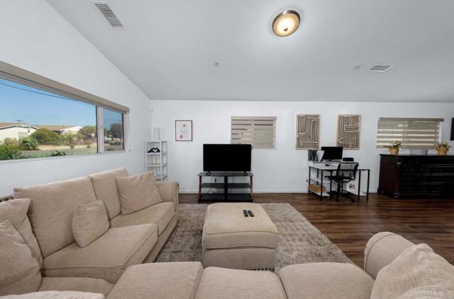 2624 E E 3rd st, National City CA: https://media.crmls.org/mediaz/50132b7e-2c5b-4126-a105-3db89750c84d.jpg