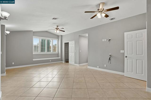3025 Sunflower Dr, Antioch CA: https://media.crmls.org/mediaz/501331bc-5711-4501-8b46-7ca950a77d06.jpg