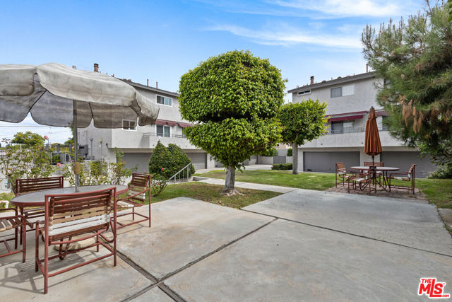 15305 S Berendo Avenue, Gardena CA: https://media.crmls.org/mediaz/5013d73b-e3bb-4000-b832-ef752aba892d.jpg