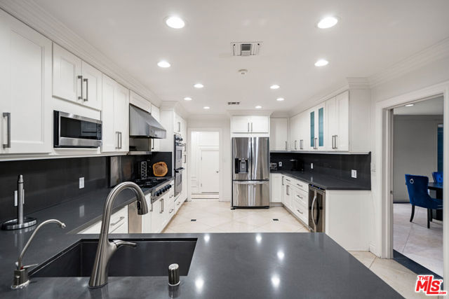 16221 Elisa Place, Encino CA: https://media.crmls.org/mediaz/5013e7bf-65ac-4f60-b40f-db7b1e294520.jpg