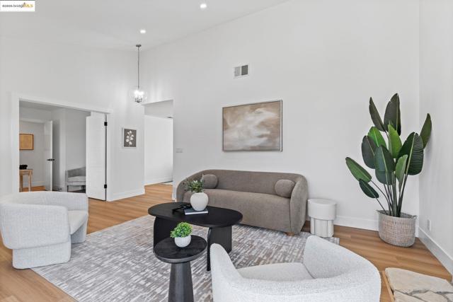 34841 Potomac River Pl, Fremont CA: https://media.crmls.org/mediaz/5013fb35-c28a-489b-9127-e9e2e8766b6c.jpg
