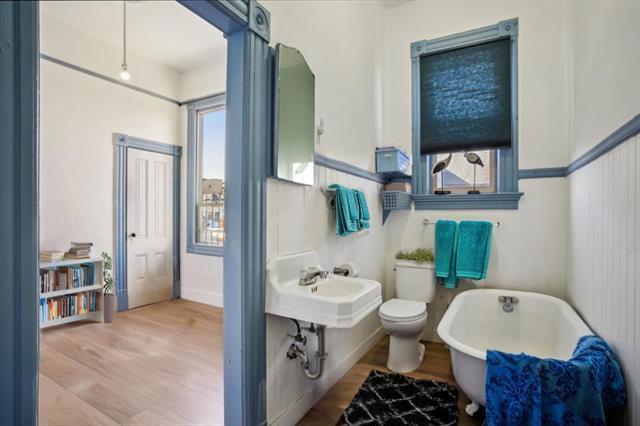 592 22nd Street, Oakland CA: https://media.crmls.org/mediaz/50141506-2825-4175-9ff7-d519a3fb3aea.jpg