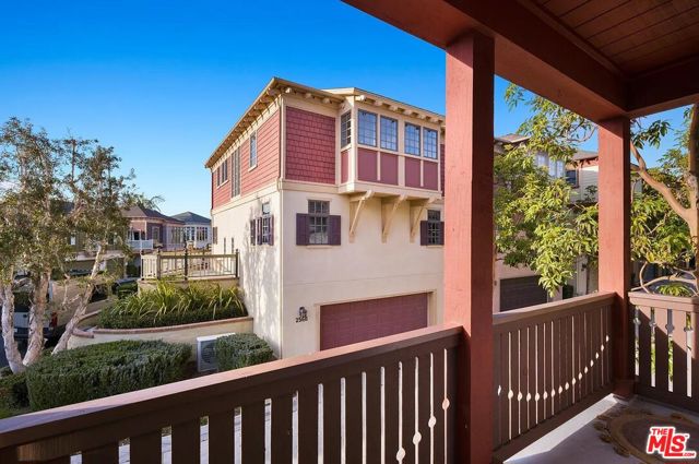 2584 Bungalow Place, Corona del Mar CA: https://media.crmls.org/mediaz/5014aaf8-770c-4a8c-a8cf-cec177e79a0d.jpg