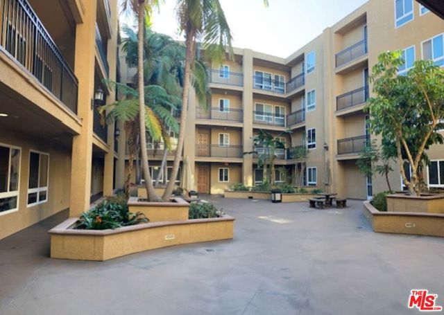 1401 S St Andrews Place, Los Angeles CA: https://media.crmls.org/mediaz/5014cede-e0f7-4ecc-8367-14d754e1a774.jpg