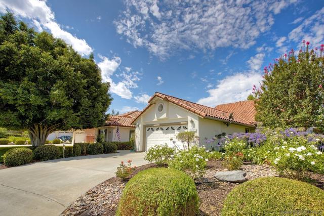 1089 Ridge Heights Dr, Fallbrook CA: https://media.crmls.org/mediaz/50153a3b-482f-4fa0-bd97-e7291b14d2d4.jpg