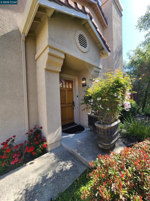 617 S Blackbrush Ln, San Ramon CA: https://media.crmls.org/mediaz/50155bbb-0eff-40a8-93ca-5978ab646034.jpg