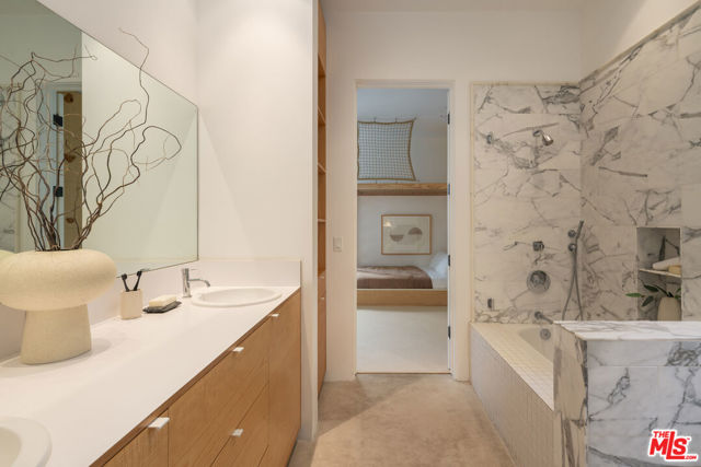 509 Santa Clara Avenue, Venice CA: https://media.crmls.org/mediaz/5015b88a-3423-4619-82fd-1e84c140681b.jpg