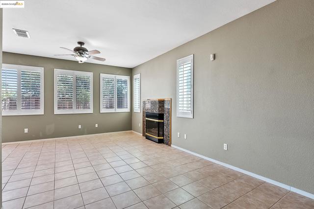 2 Quiet Path Ct, Pittsburg CA: https://media.crmls.org/mediaz/5015d113-ac02-4bd9-bb69-bc30af4e9e8f.jpg