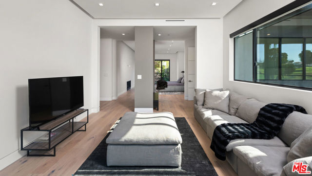 12720 Montana Avenue, Los Angeles CA: https://media.crmls.org/mediaz/50166027-02b7-433b-9f4f-ed694897e3ab.jpg