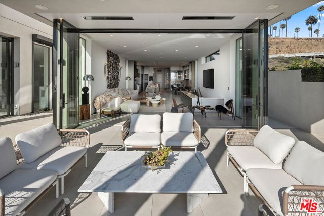 Image 13 of 72 For 938 Palisades Beach Road