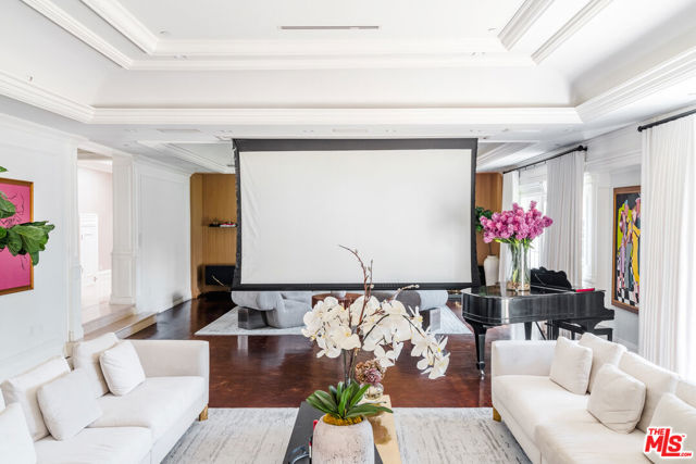 727 N Alta Drive, Beverly Hills CA: https://media.crmls.org/mediaz/50178a02-dd5f-4e8f-aa45-2d46a8fe97a3.jpg