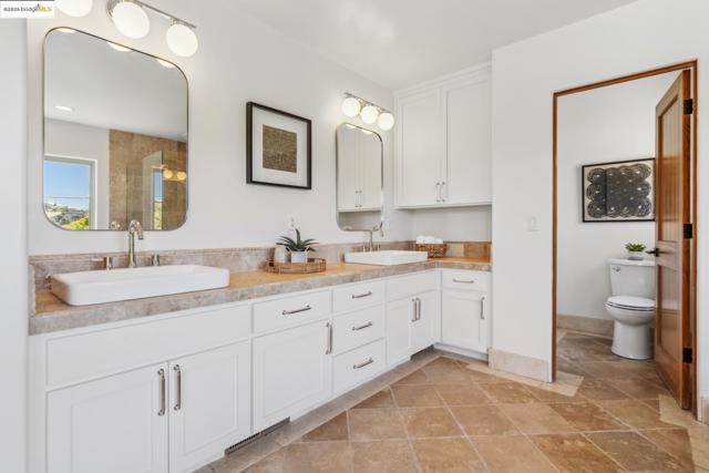 911 Aquarius Way, Oakland CA: https://media.crmls.org/mediaz/5017971d-dd3a-46b1-9ac2-428864cb4608.jpg