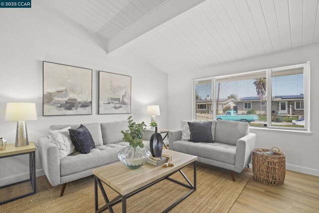 2206 Gehringer Dr, Concord CA: https://media.crmls.org/mediaz/50185e48-2f33-45e4-b185-e72cfcd51422.jpg