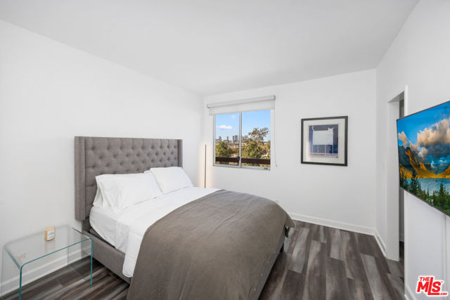 321 S San Vicente Boulevard, Los Angeles CA: https://media.crmls.org/mediaz/5018ddd3-d112-4714-ad6b-97c09a3d1363.jpg